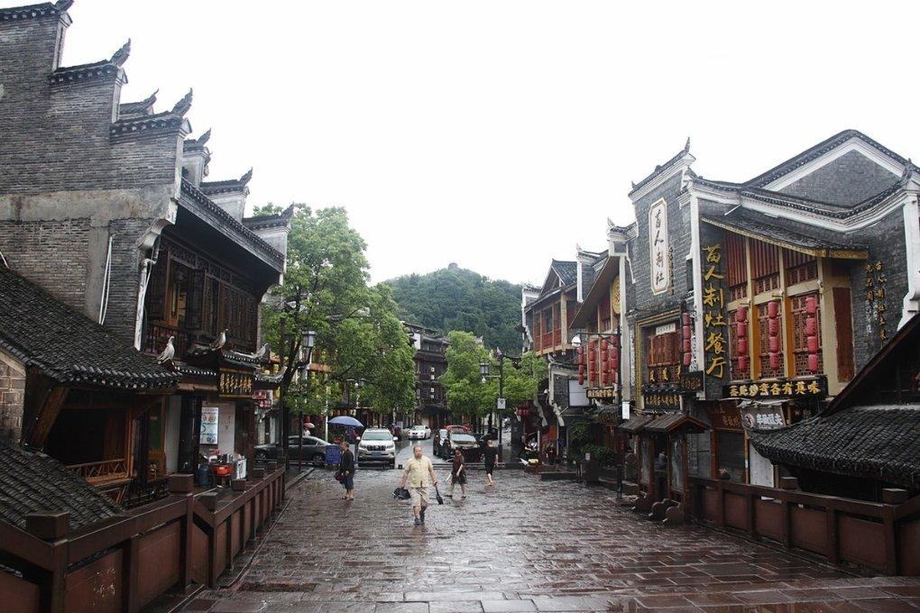 滚滚车流中交警耐着严寒脱下棉衣为车祸受伤群众保暖